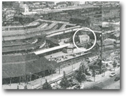 1958年 本社ビルと新宿駅